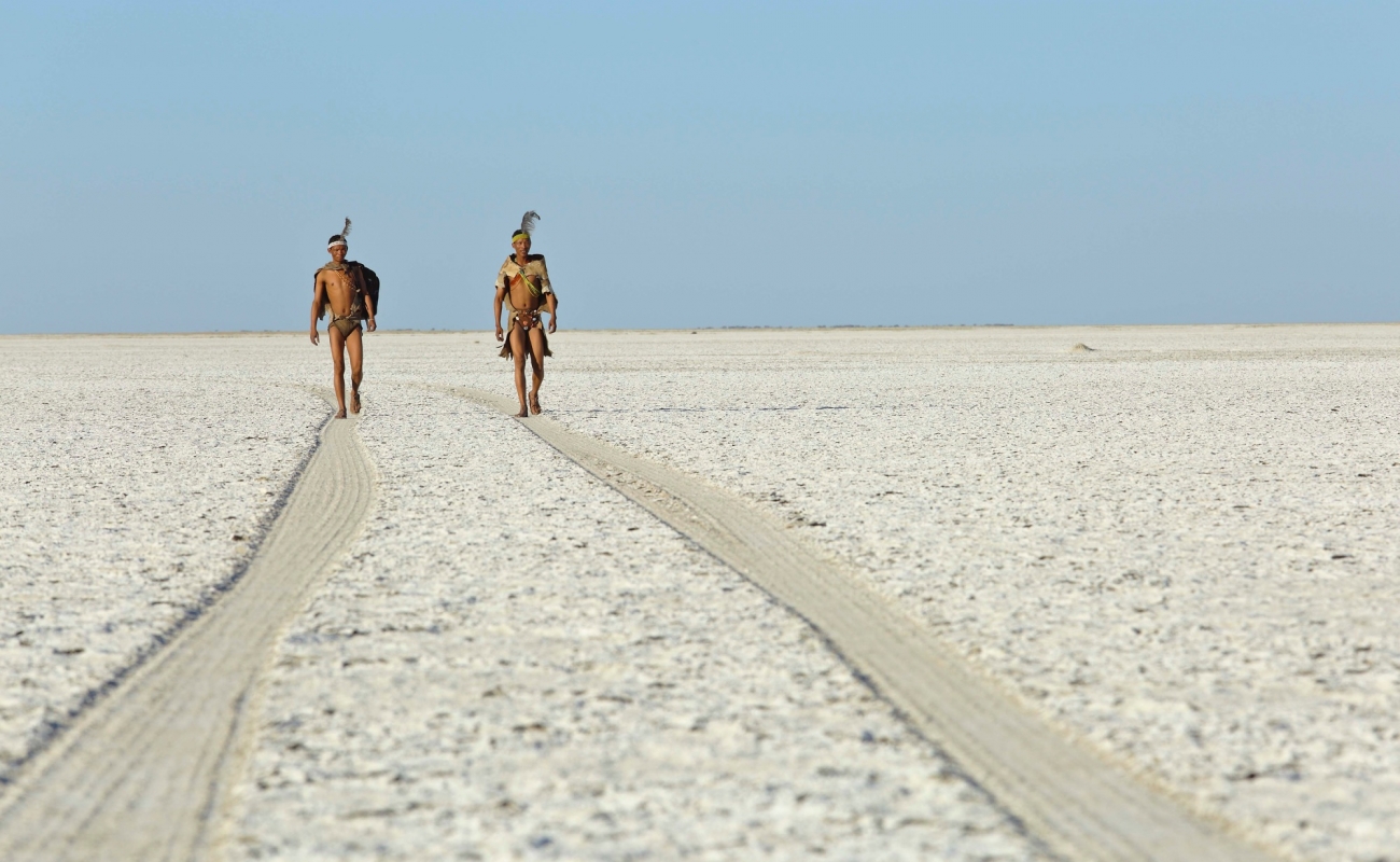 30meno-a-kwena-bushman-walking