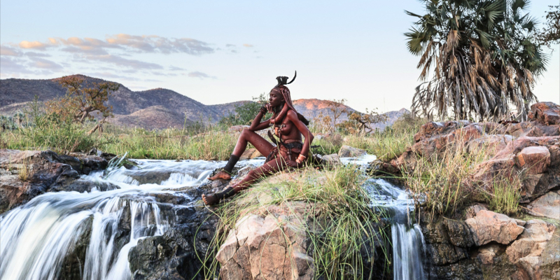 himba-woman-posing-namibia-alegra-ally