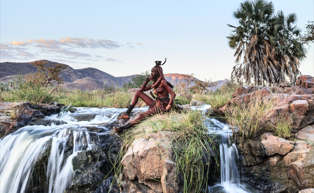 himba-woman-posing-namibia-alegra-ally